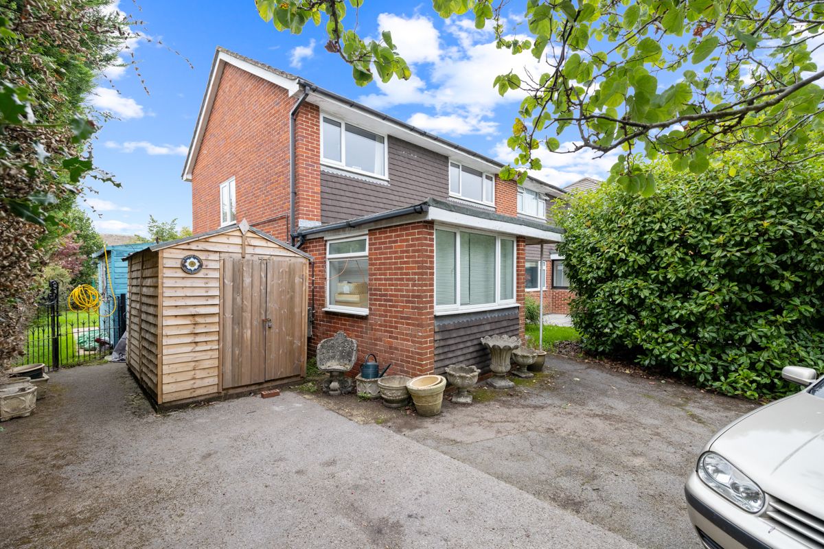 Semi Detached House for sale in Midhurst, Highfield Close, Easebourne, Midhurst, GU29 9AQ, 1250 m²