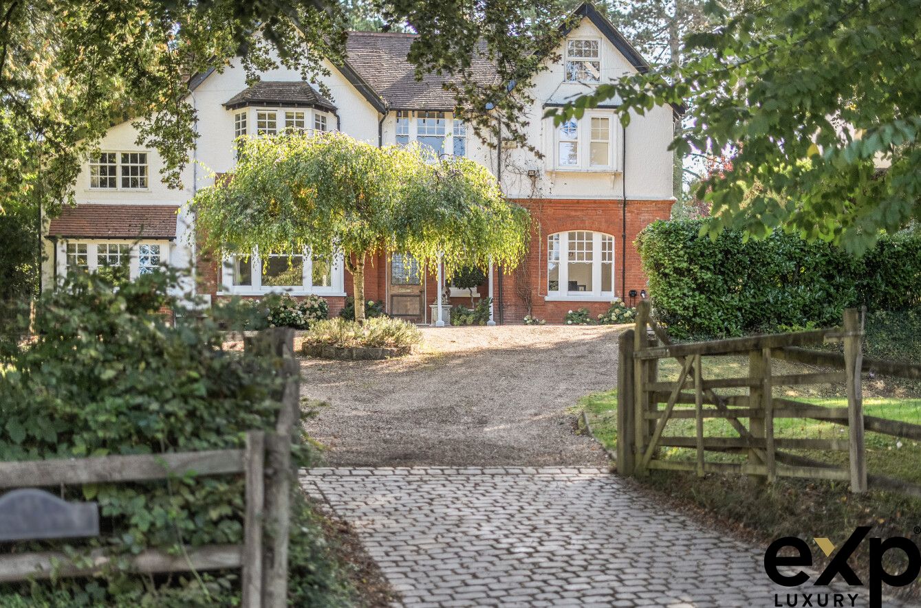 Detached House for sale in Kenley, Welcomes Road, Kenley, CR8, 4870 m²