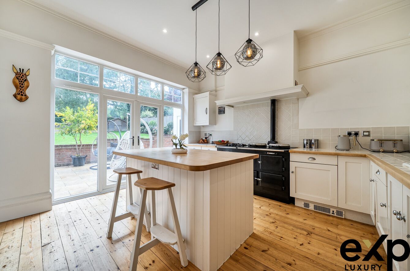 Detached House for sale in Kenley, Welcomes Road, Kenley, CR8, 4870 m²