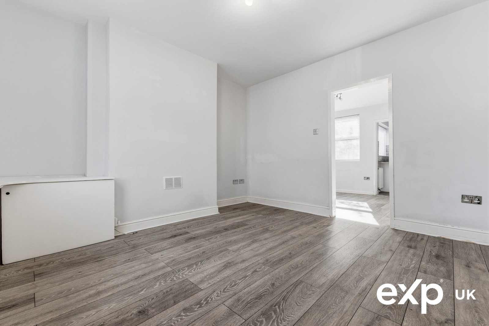 Terraced House for sale in Nottingham, Athorpe Grove, Nottingham, NG6 0AJ, 651 m²