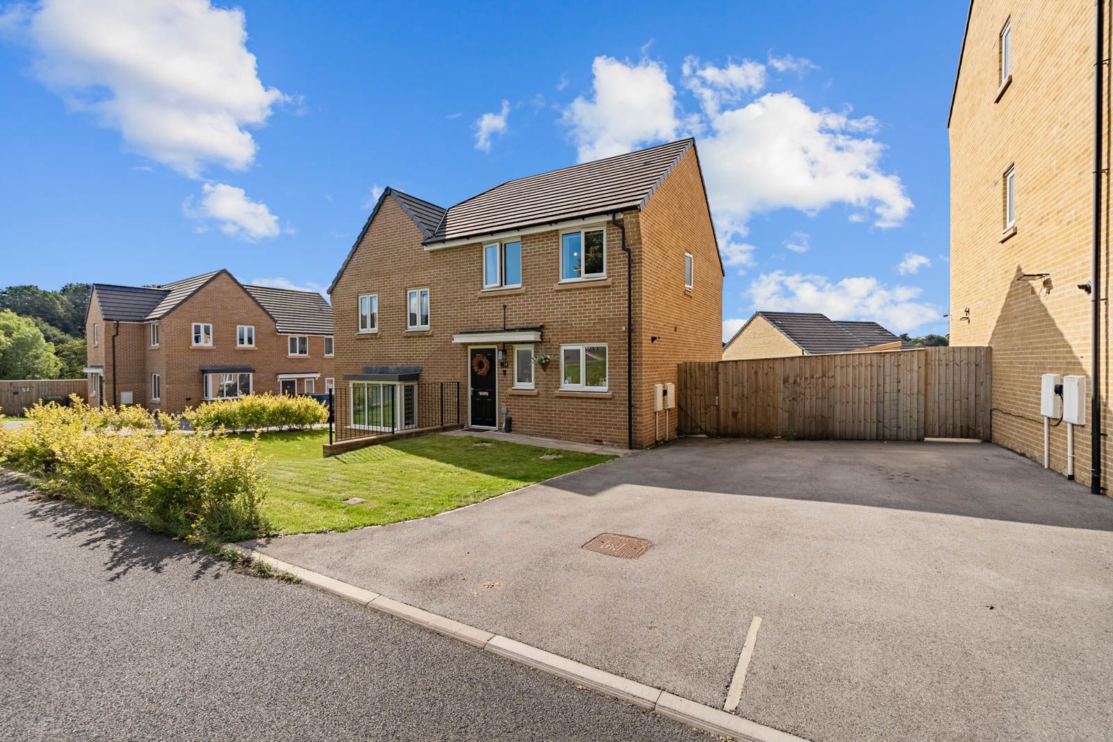 Semi Detached House for sale in Bradford, Meadow Walk Drive, Bradford, BD2