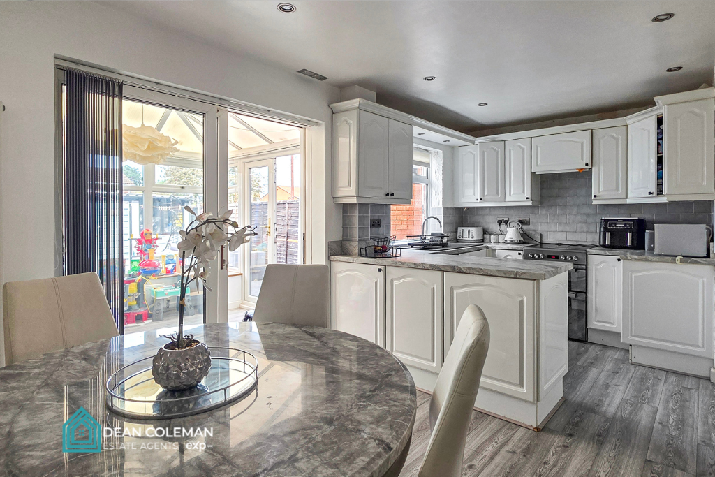 Terraced House for sale in Birmingham, Firhill Croft, Druids Heath, B14 5UP, 933 m²