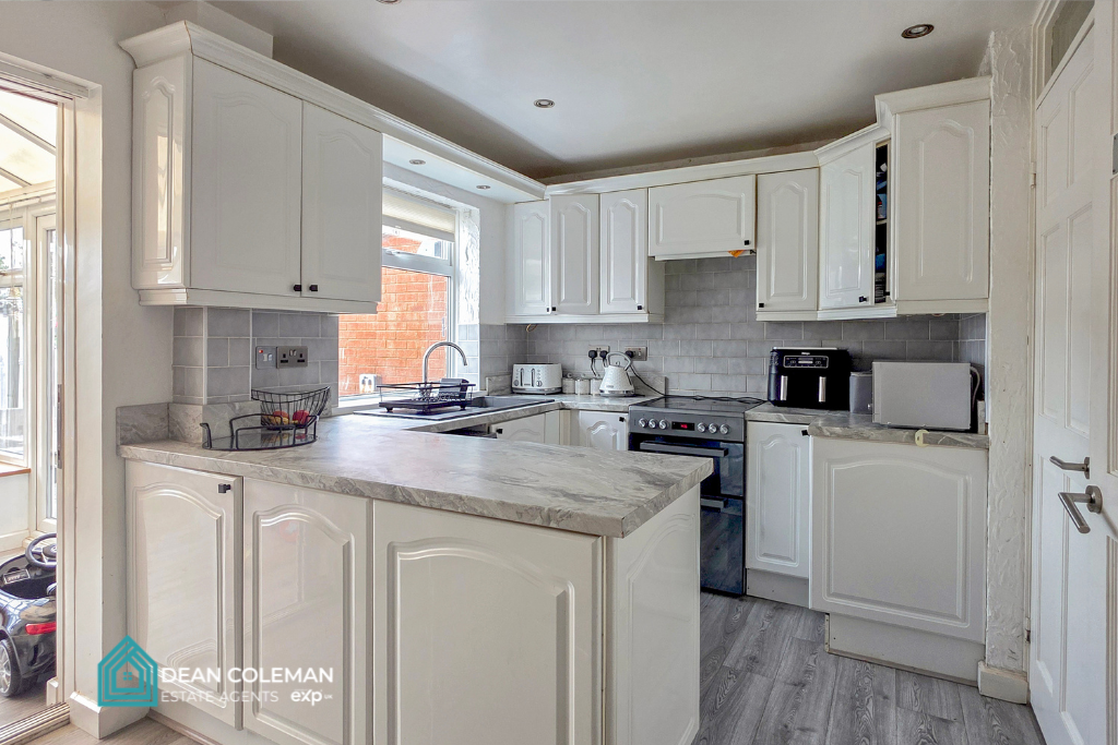 Terraced House for sale in Birmingham, Firhill Croft, Druids Heath, B14 5UP, 933 m²
