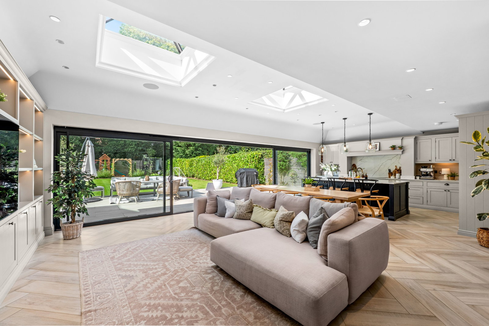 Detached House for sale in Tadworth, Tadorne Road, Tadworth, Surrey, KT20 5TD, 2698 m²