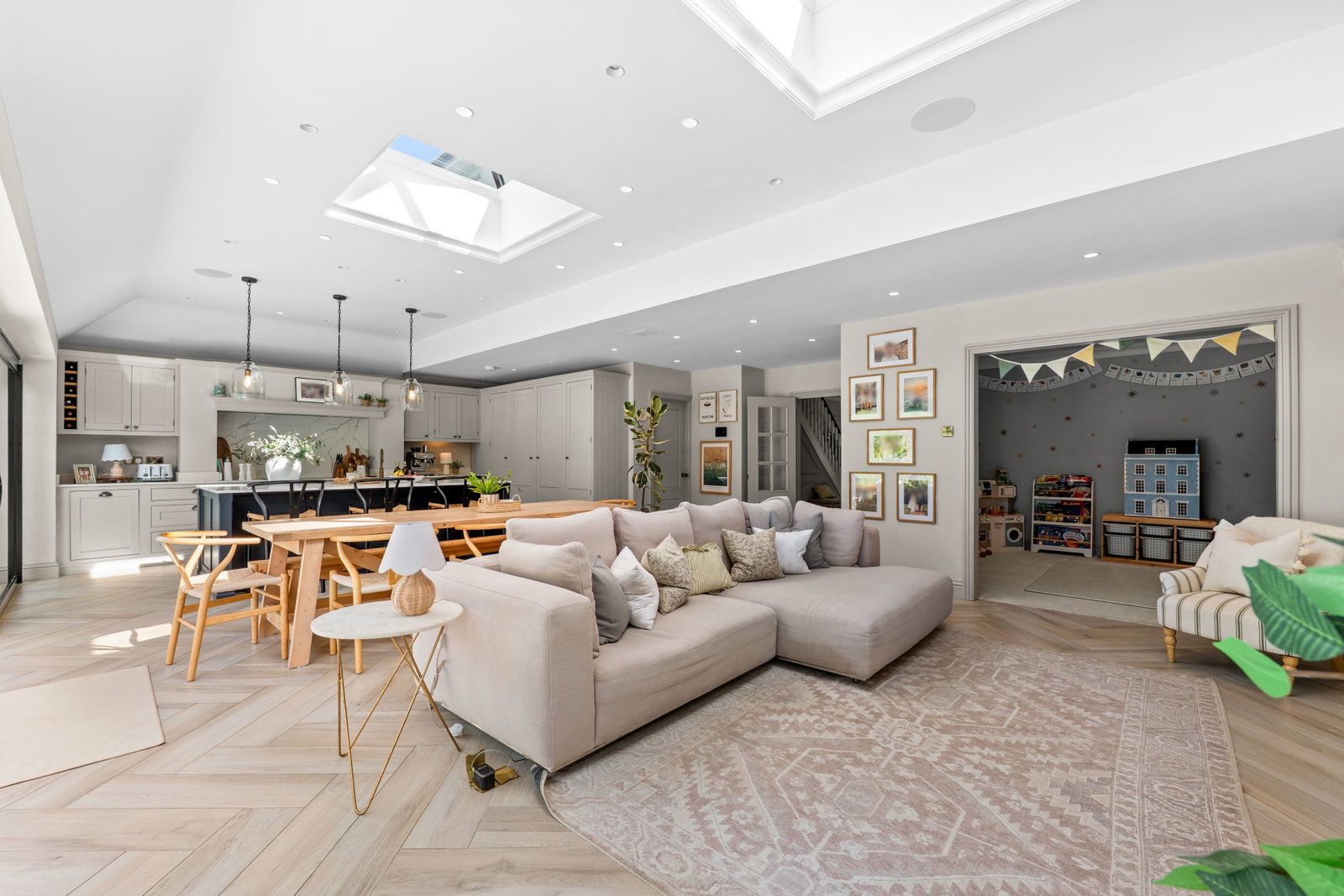 Detached House for sale in Tadworth, Tadorne Road, Tadworth, Surrey, KT20 5TD, 2698 m²