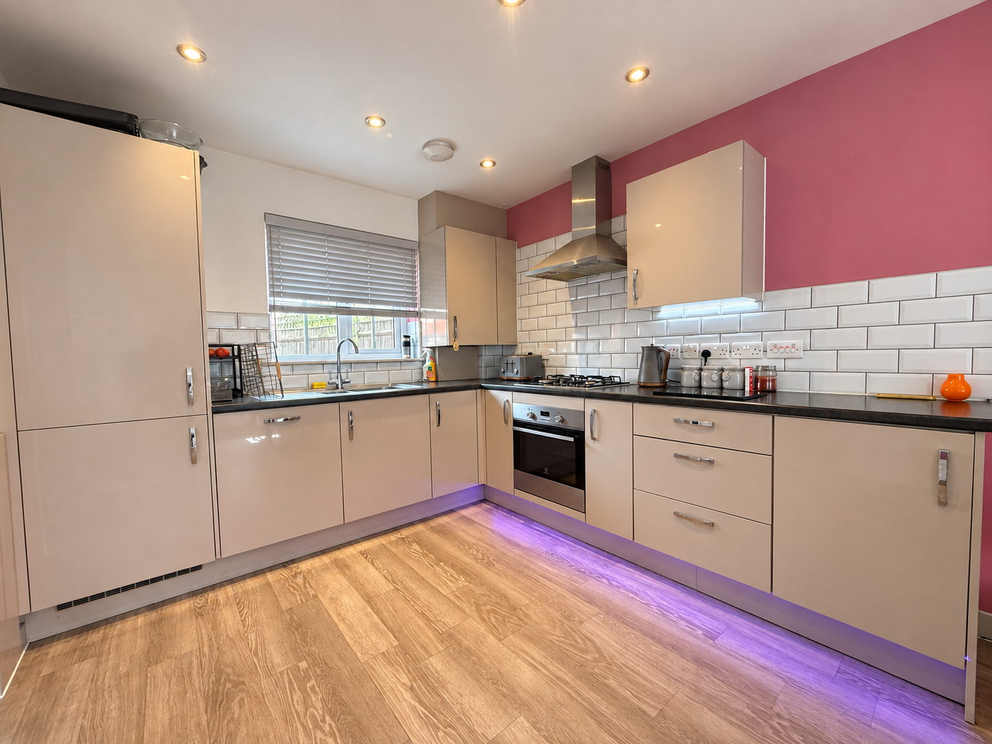 Detached House for sale in Margate, Gap Road, Margate , CT9 2RY, 947 m²