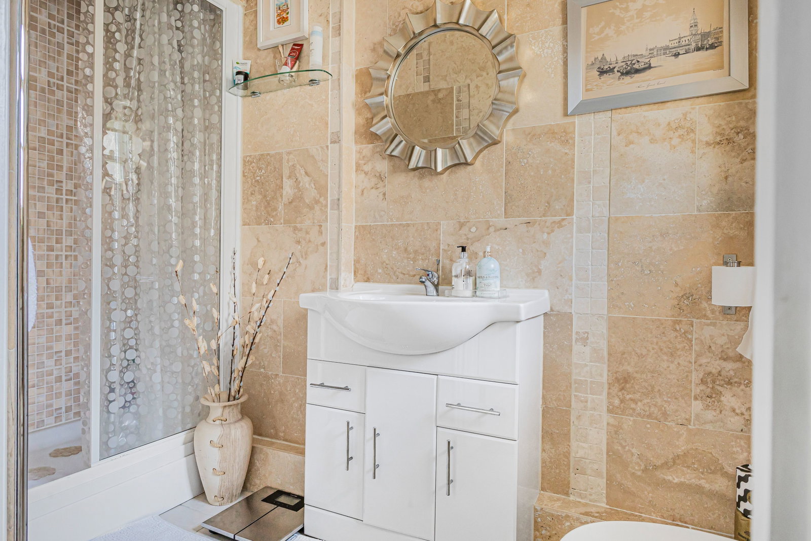 Semi Detached House for sale in West Malling, Greensleeves Way, Kings Hill, West Malling, 1900 m²