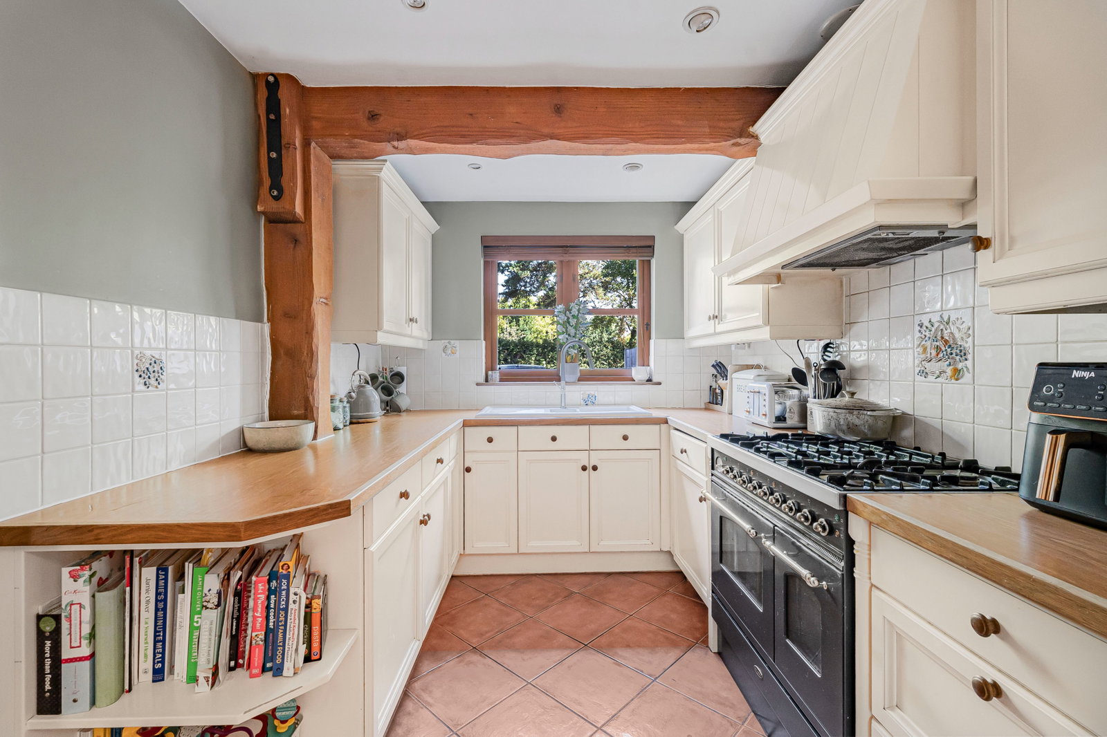 Detached House for sale in Egham, Village Road, Egham, TW20 8UE, 1811 m²