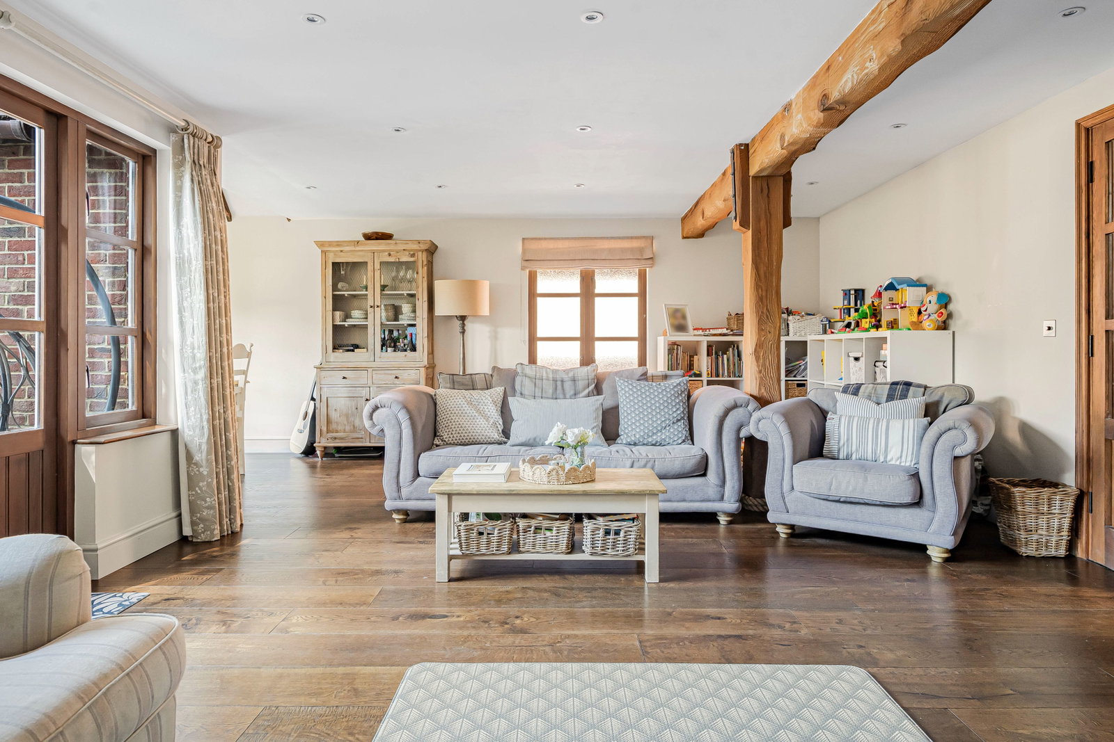 Detached House for sale in Egham, Village Road, Egham, TW20 8UE, 1811 m²