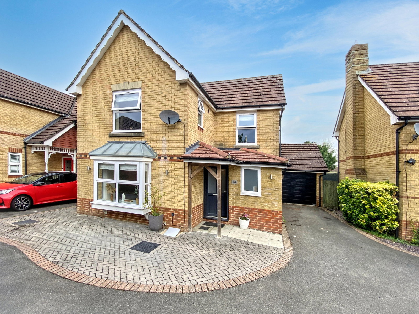 Detached House for sale in Ashford, Siskin Close, Kennington, Ashford, TN25 4QL