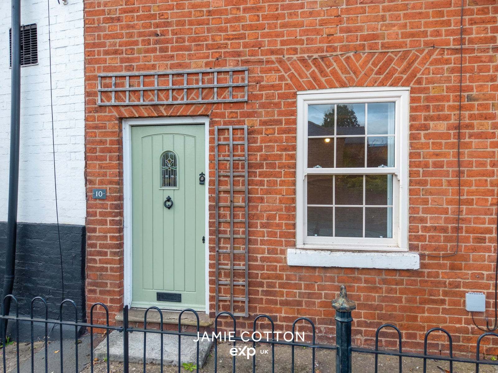 Terraced House for sale in Birmingham, Swan Street, Alvechurch, Birmingham, B48 7RP, 619 m²