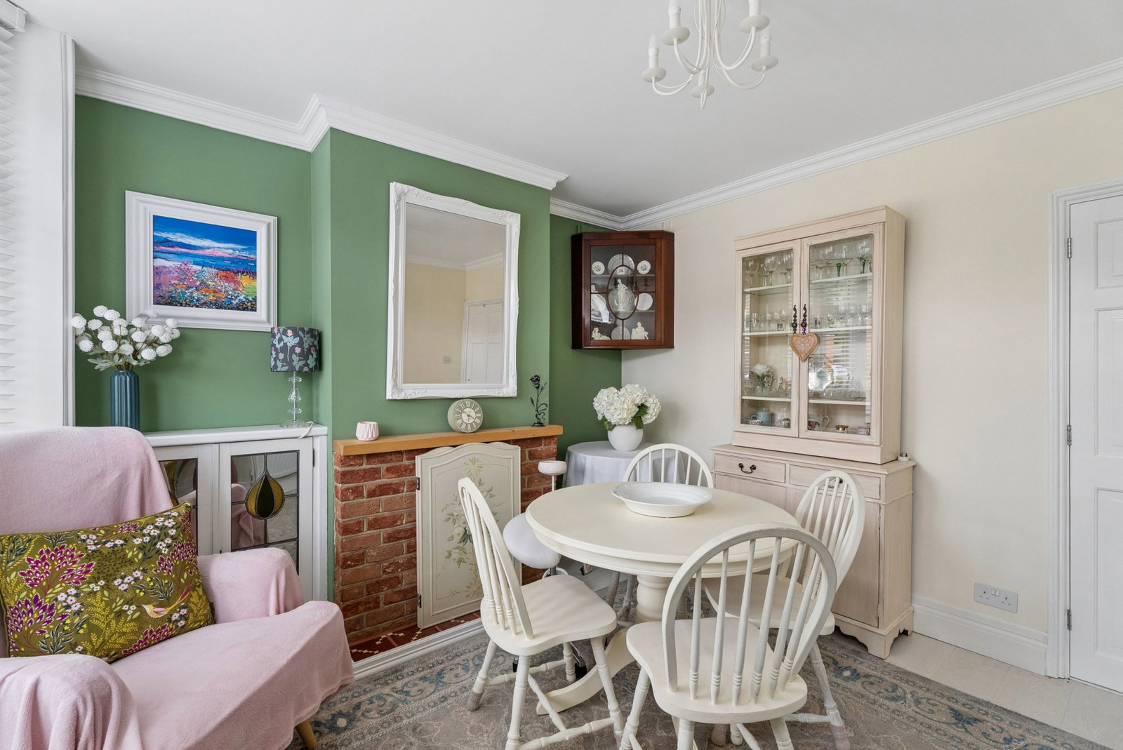 End Of Terrace House for sale in Chesham, Springfield Road, Chesham, Buckinghamshire. HP5 1PW, 711 m²