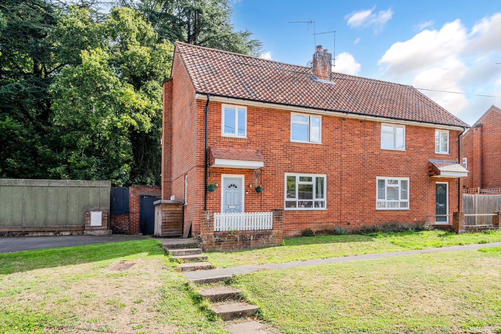 Semi Detached House for sale in Epsom, Dale View, Headley, Epsom, KT18 6EH