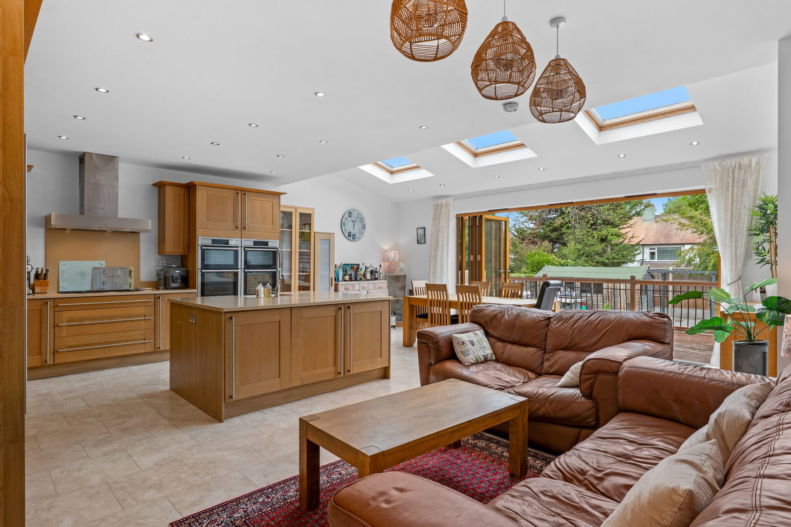 Semi Detached House for sale in Epsom, Chestnut Avenue, Epsom, KT19 0SZ, 2359 m²