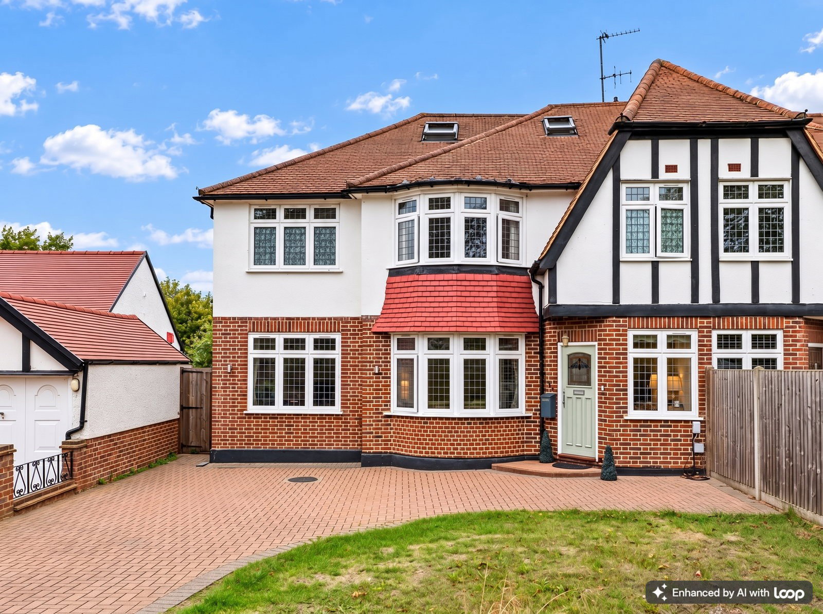 Semi Detached House for sale in Epsom, Chestnut Avenue, Epsom, KT19 0SZ, 2359 m²