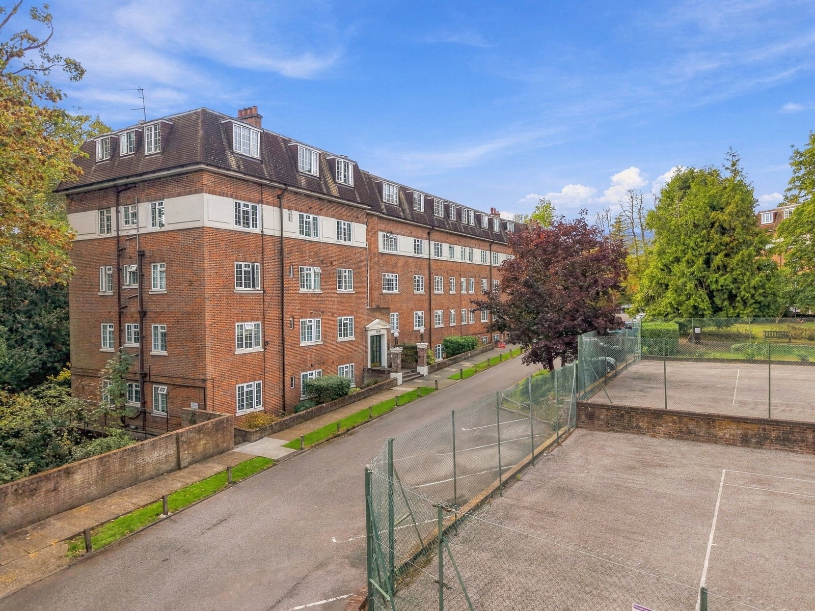 Flat for sale in Harrow, Herga Court, Harrow HA1 3RT, 1227 m²