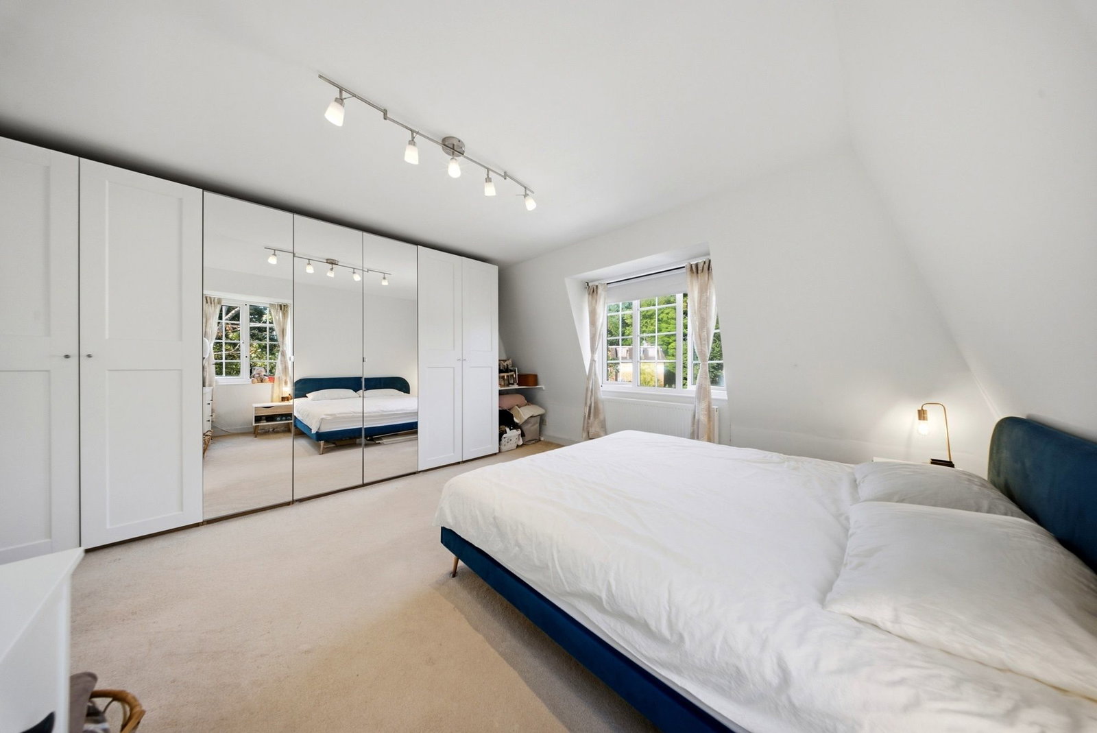 Flat for sale in Harrow, Herga Court, Harrow HA1 3RT, 1227 m²