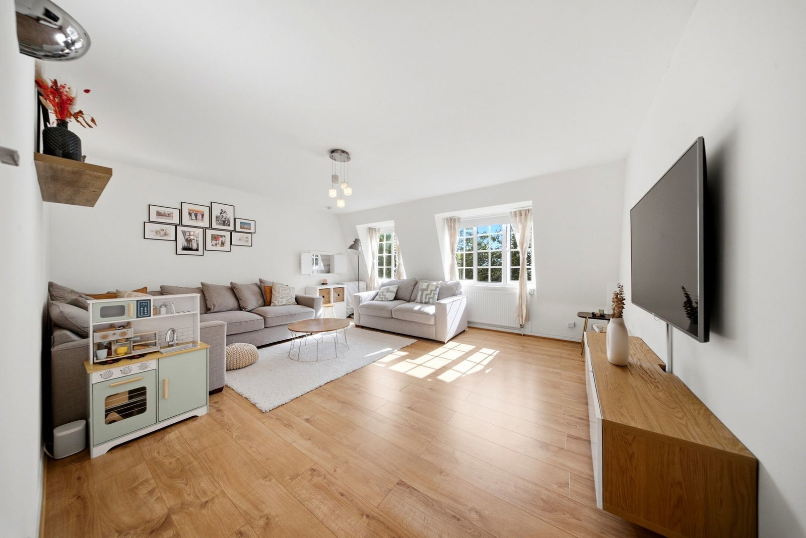 Flat for sale in Harrow, Herga Court, Harrow HA1 3RT, 1227 m²