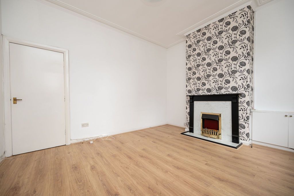 Terraced House for sale in Birmingham, High Street, Harborne, Birmingham, B17 9QG