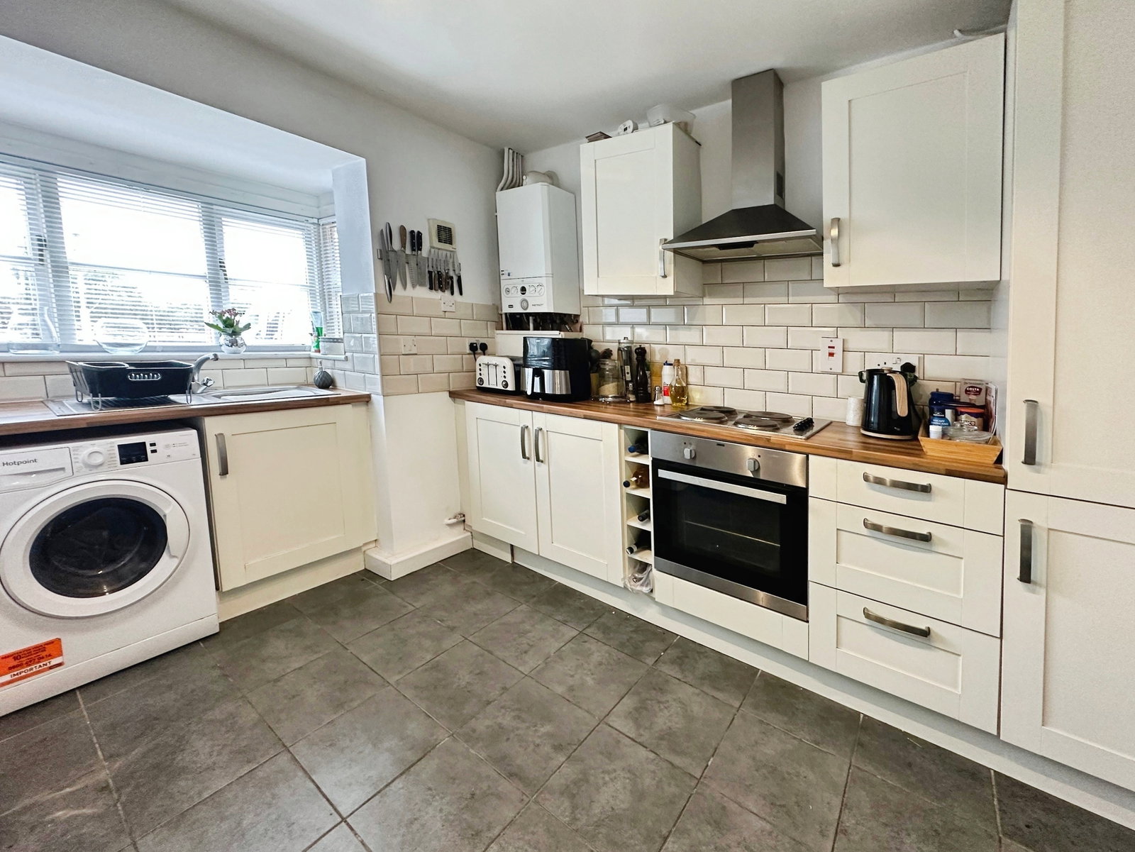 Semi Detached House for sale in Burton-on-trent, Burton Road, Alrewas, DE13 7BB