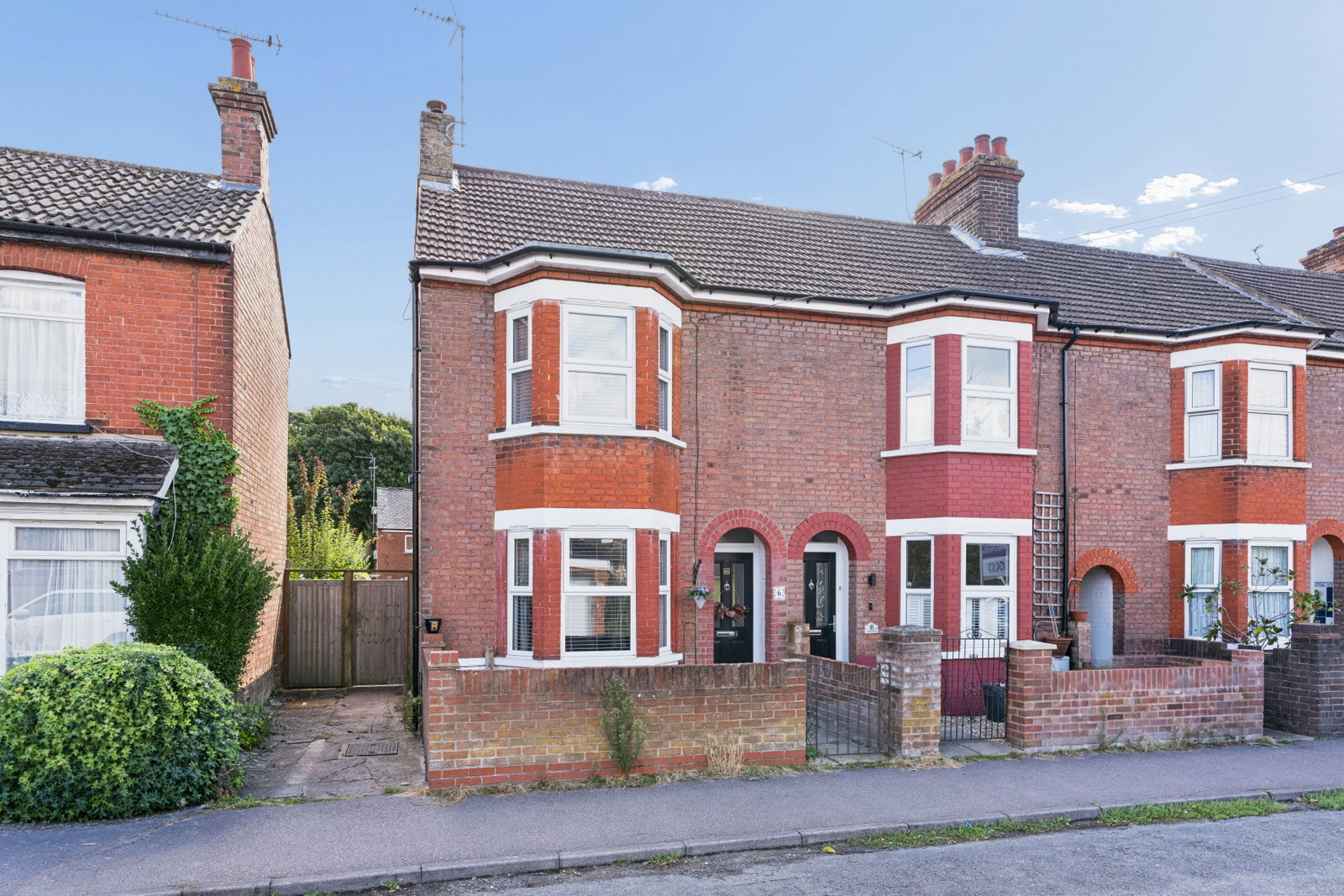 Semi Detached House for sale in Dunstable, West Parade, Dunstable, LU6 1EN