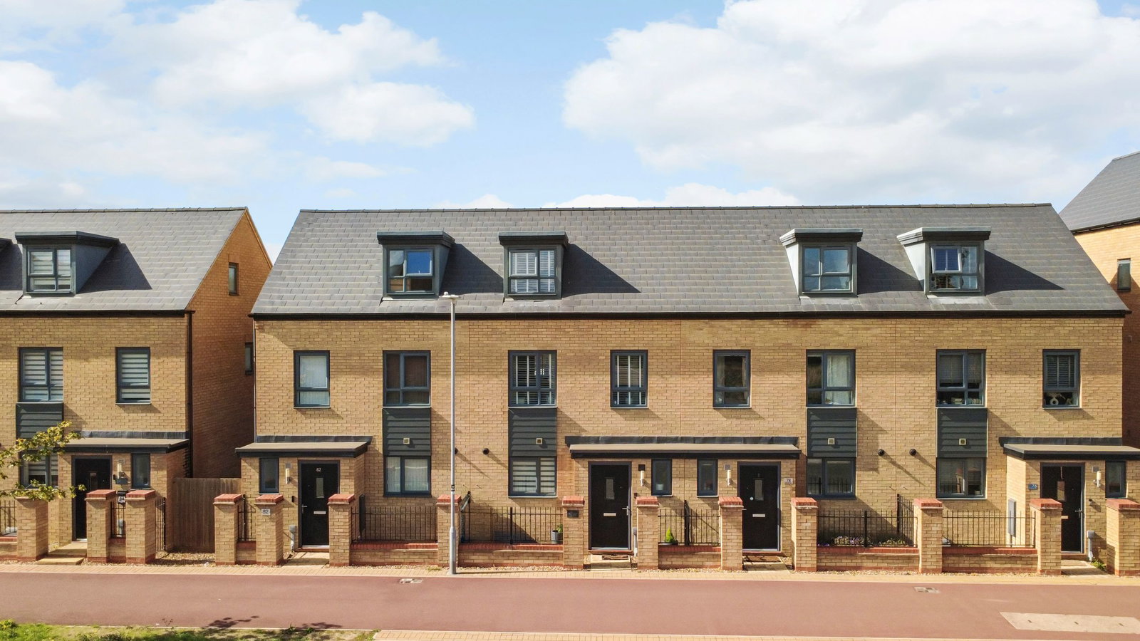 Terraced House for sale in Milton Keynes, Barrosa Way, Whitehouse, Milton Keynes, Buckinghamshire, MK8 1DS, 979 m²