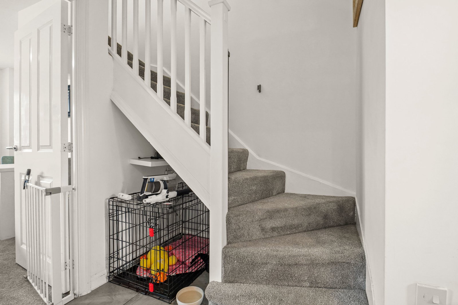 Terraced House for sale in Milton Keynes, Barrosa Way, Whitehouse, Milton Keynes, Buckinghamshire, MK8 1DS, 979 m²
