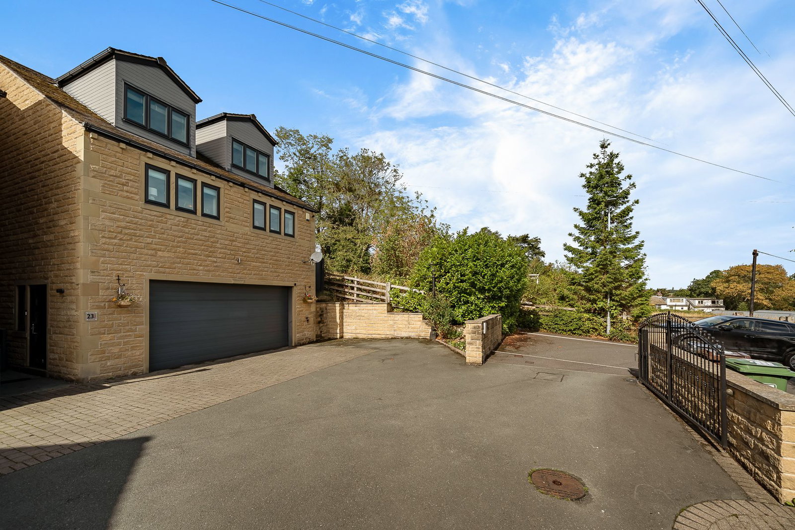 Detached House for sale in Huddersfield, Greenhead Avenue, Huddersfield, HD5