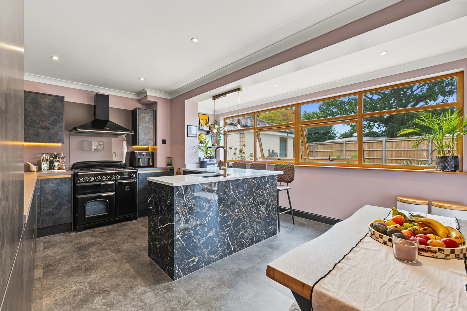 Detached House for sale in Chatham, Mill Lane, Blue Bell Hill, ME5 9RB, 1980 m²
