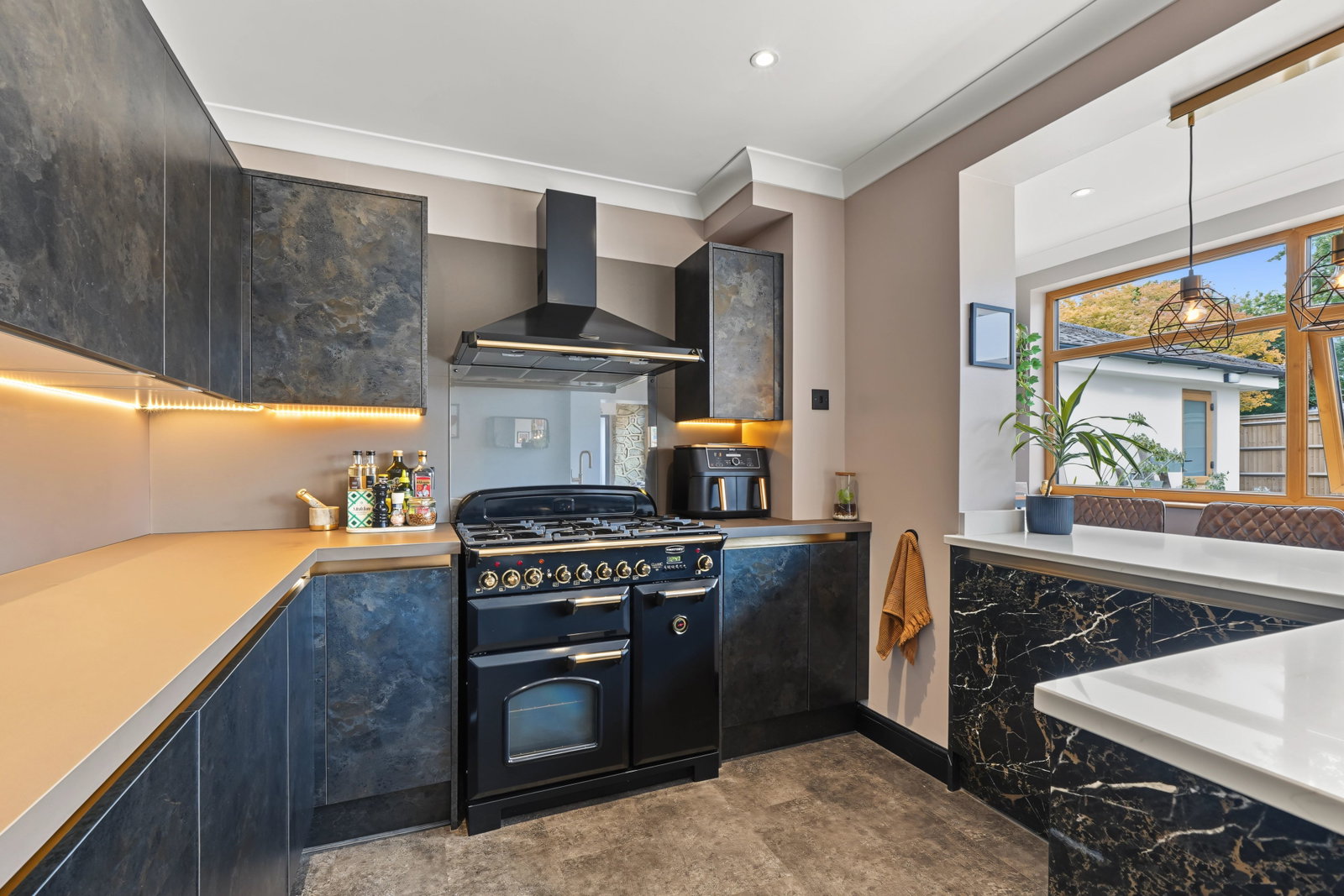 Detached House for sale in Chatham, Mill Lane, Blue Bell Hill, ME5 9RB, 1980 m²