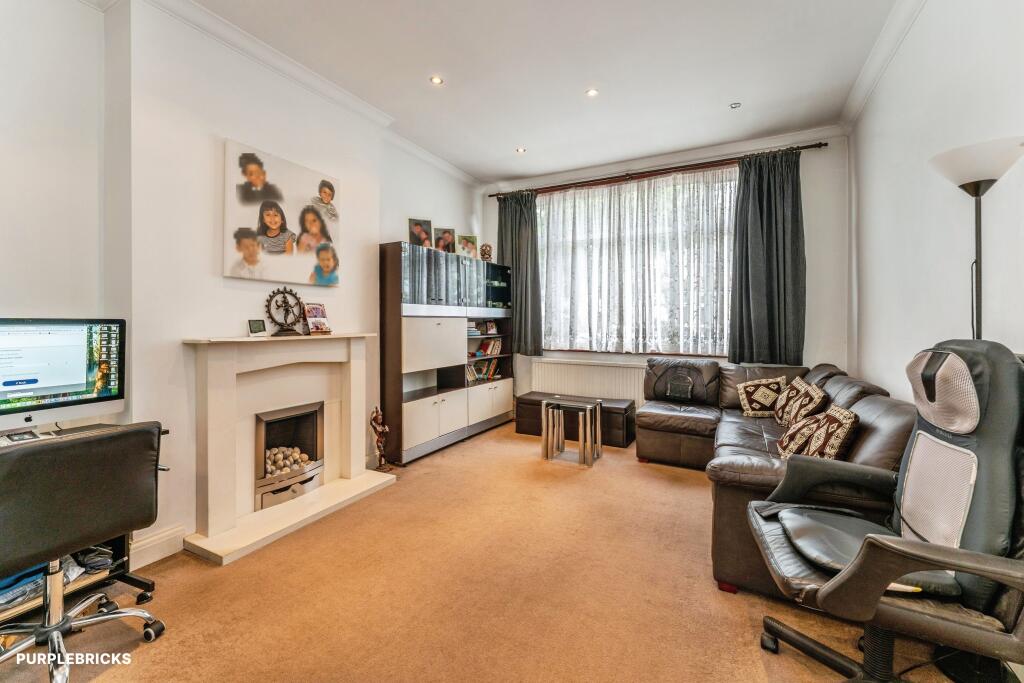 Terraced House for sale in London, Shrewsbury Road, Bounds Green, N11 2LN, 1445 m²