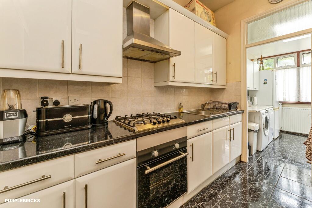 Terraced House for sale in London, Shrewsbury Road, Bounds Green, N11 2LN, 1445 m²