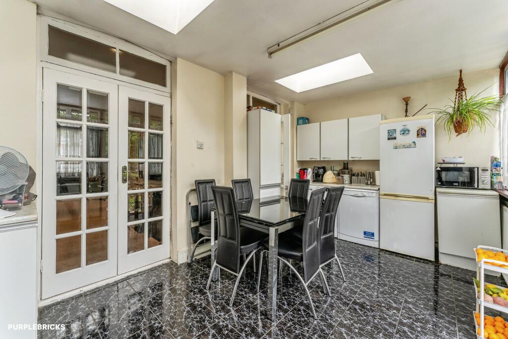 Terraced House for sale in London, Shrewsbury Road, Bounds Green, N11 2LN, 1445 m²