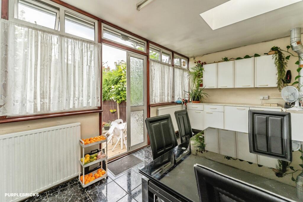 Terraced House for sale in London, Shrewsbury Road, Bounds Green, N11 2LN, 1445 m²