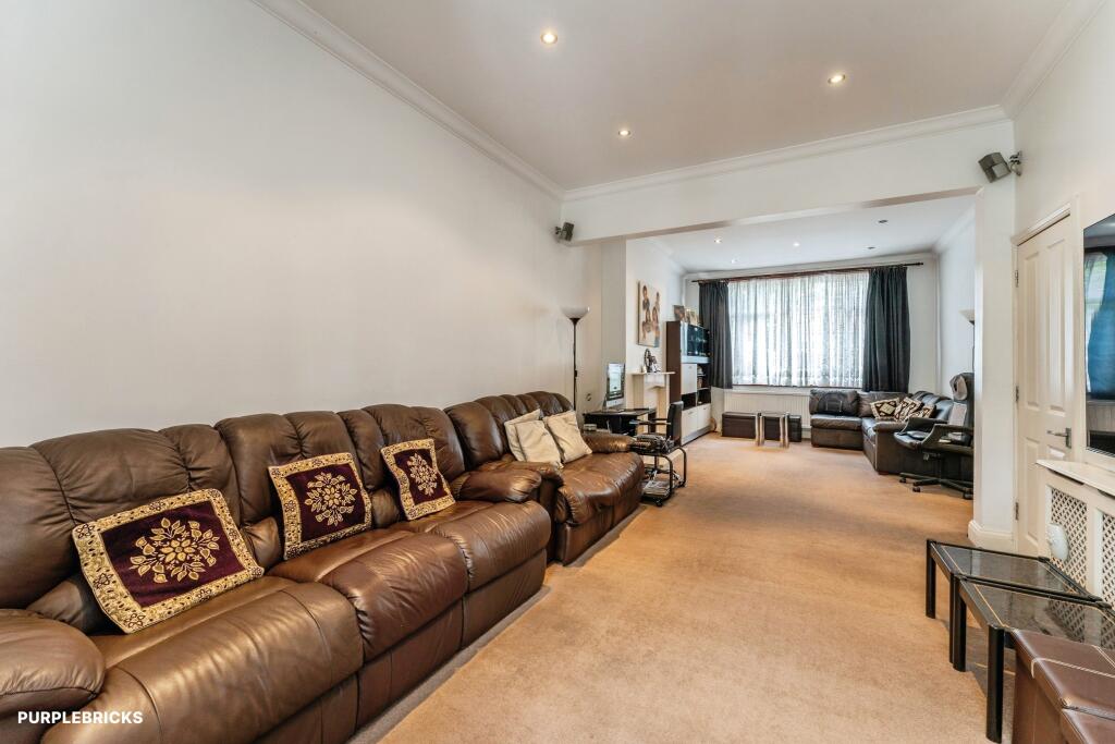 Terraced House for sale in London, Shrewsbury Road, Bounds Green, N11 2LN, 1445 m²