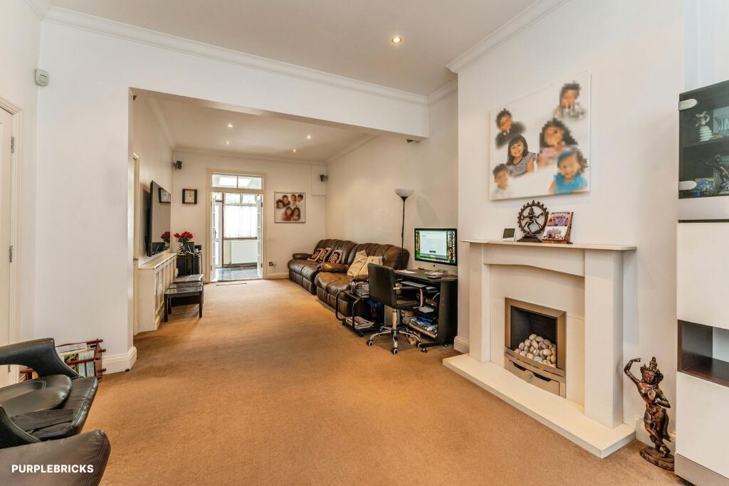 Terraced House for sale in London, Shrewsbury Road, Bounds Green, N11 2LN, 1445 m²