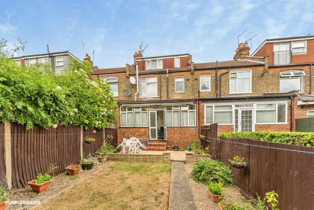Terraced House for sale in London, Shrewsbury Road, Bounds Green, N11 2LN, 1445 m²