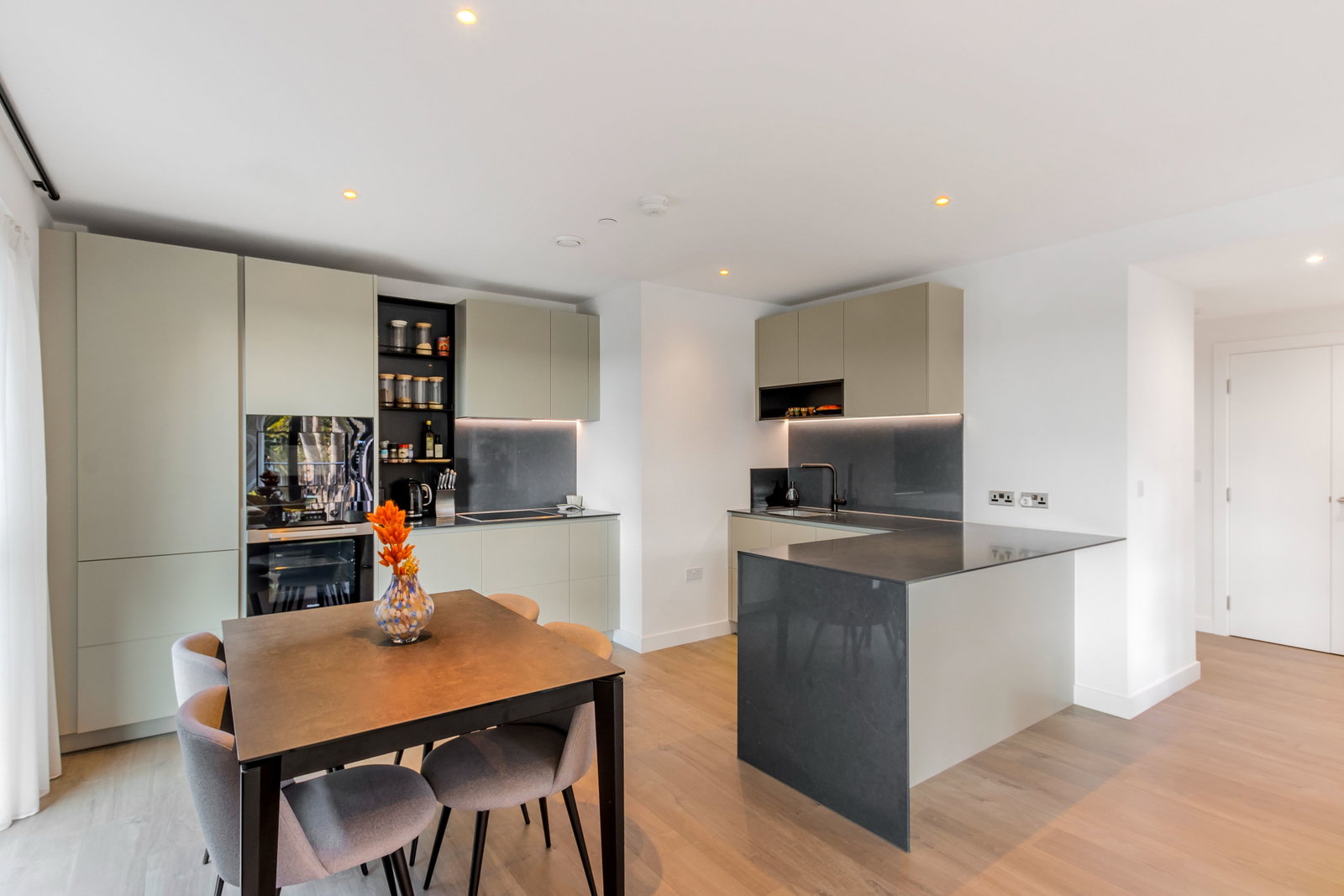 Flat for sale in London, Azure Appartments, Woodberry Down, N4