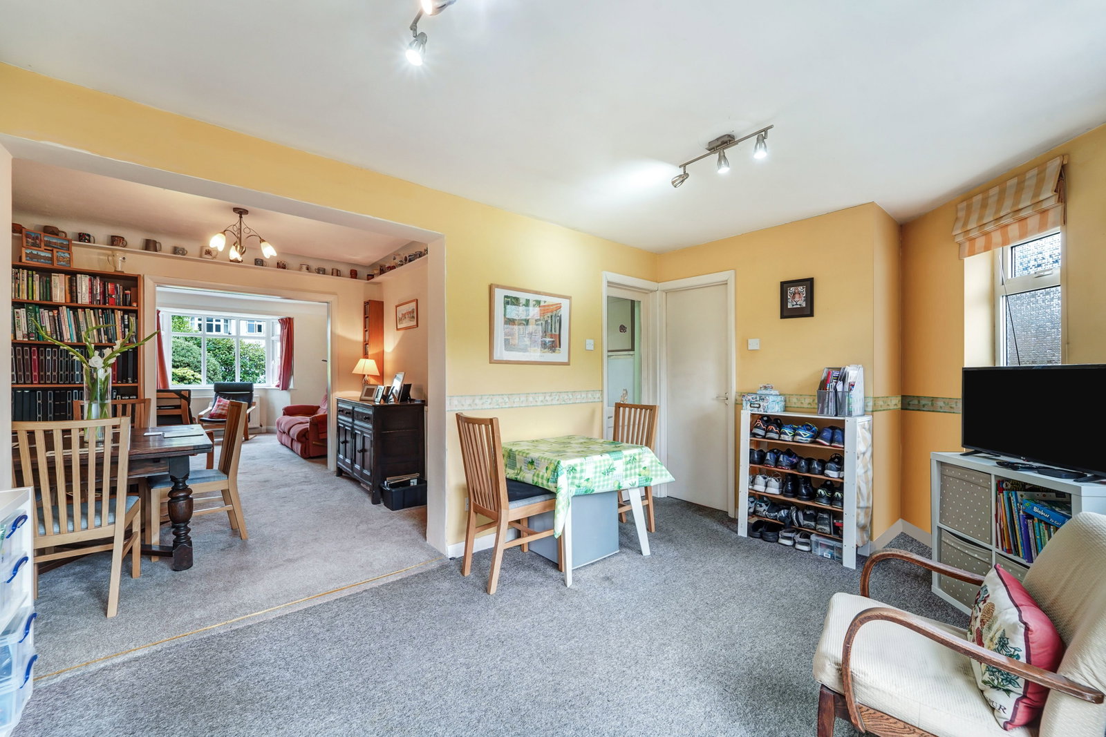 Semi Detached House for sale in Epsom, Oakhurst Road, Epsom, KT19 9SF, 1131 m²