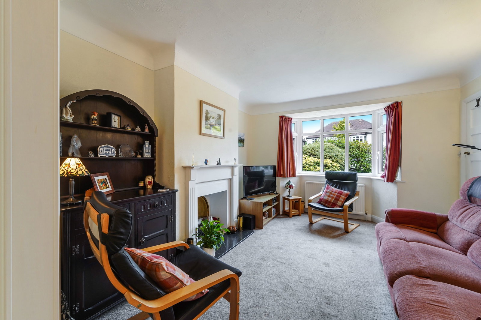 Semi Detached House for sale in Epsom, Oakhurst Road, Epsom, KT19 9SF, 1131 m²