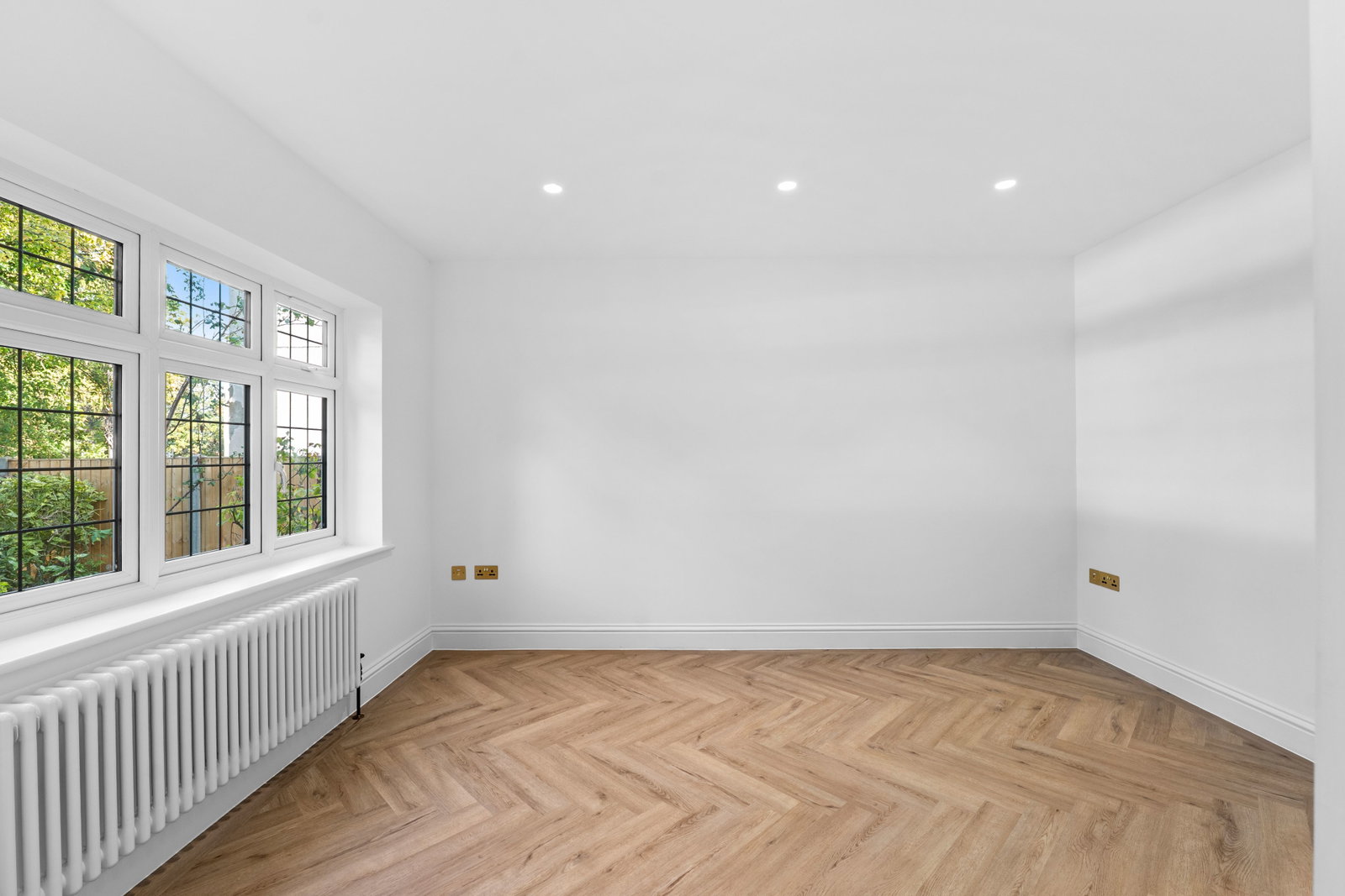Detached House for sale in Epsom, Longdown Lane South, Epsom, Surrey, KT17 4JJ, 2169 m²
