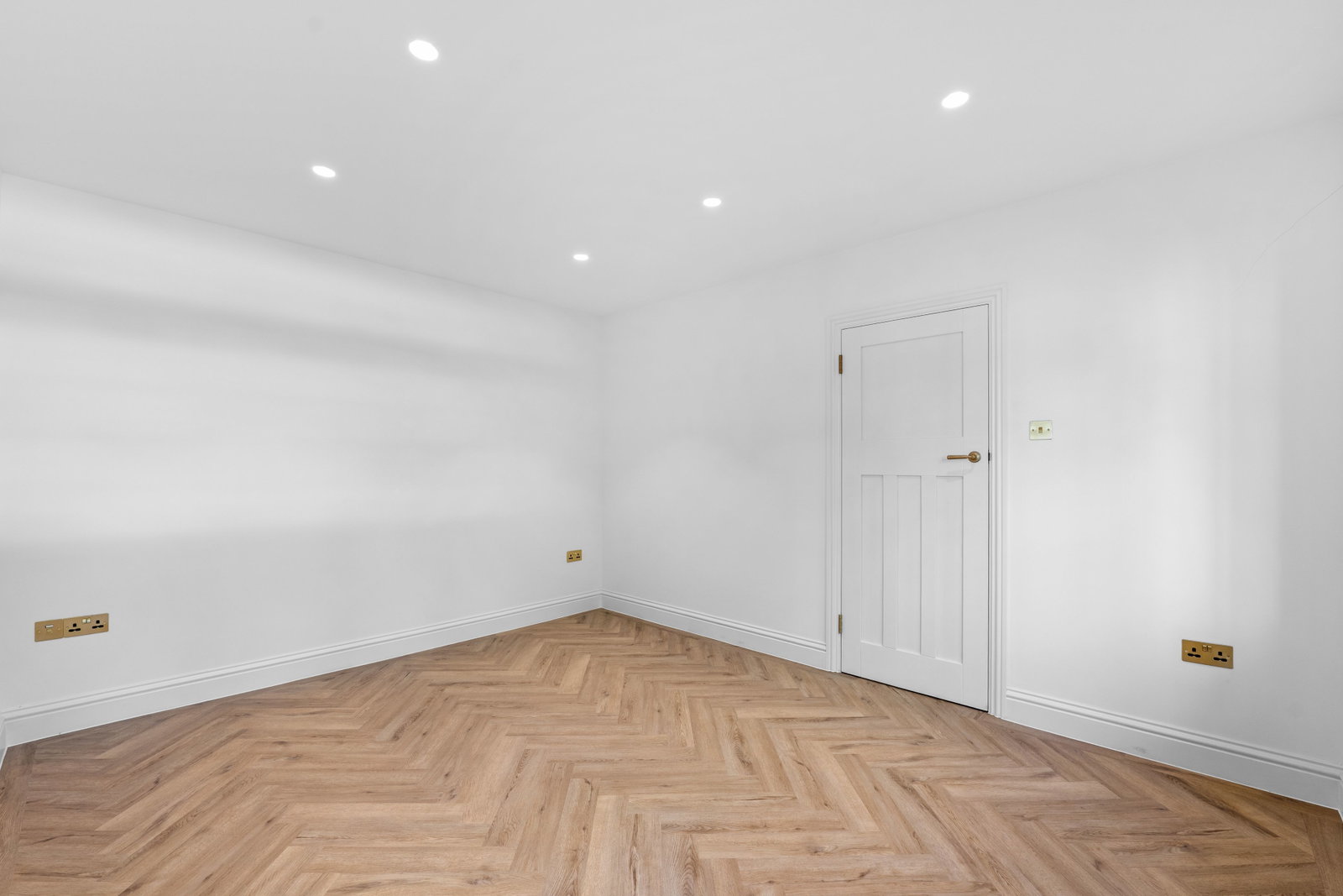 Detached House for sale in Epsom, Longdown Lane South, Epsom, Surrey, KT17 4JJ, 2169 m²