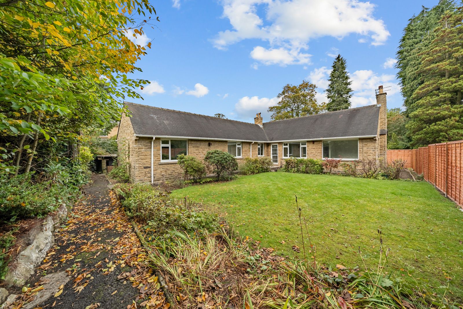 Detached House for sale in Huddersfield, 1A Halifax Road, Huddersfield, HD3 3AJ