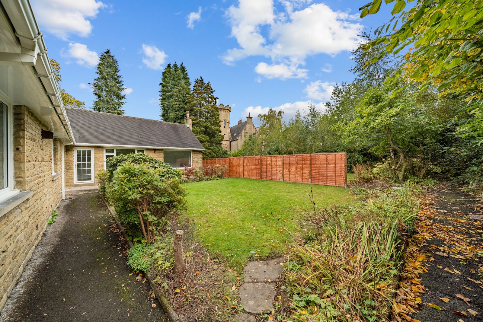 Detached House for sale in Huddersfield, 1A Halifax Road, Huddersfield, HD3 3AJ