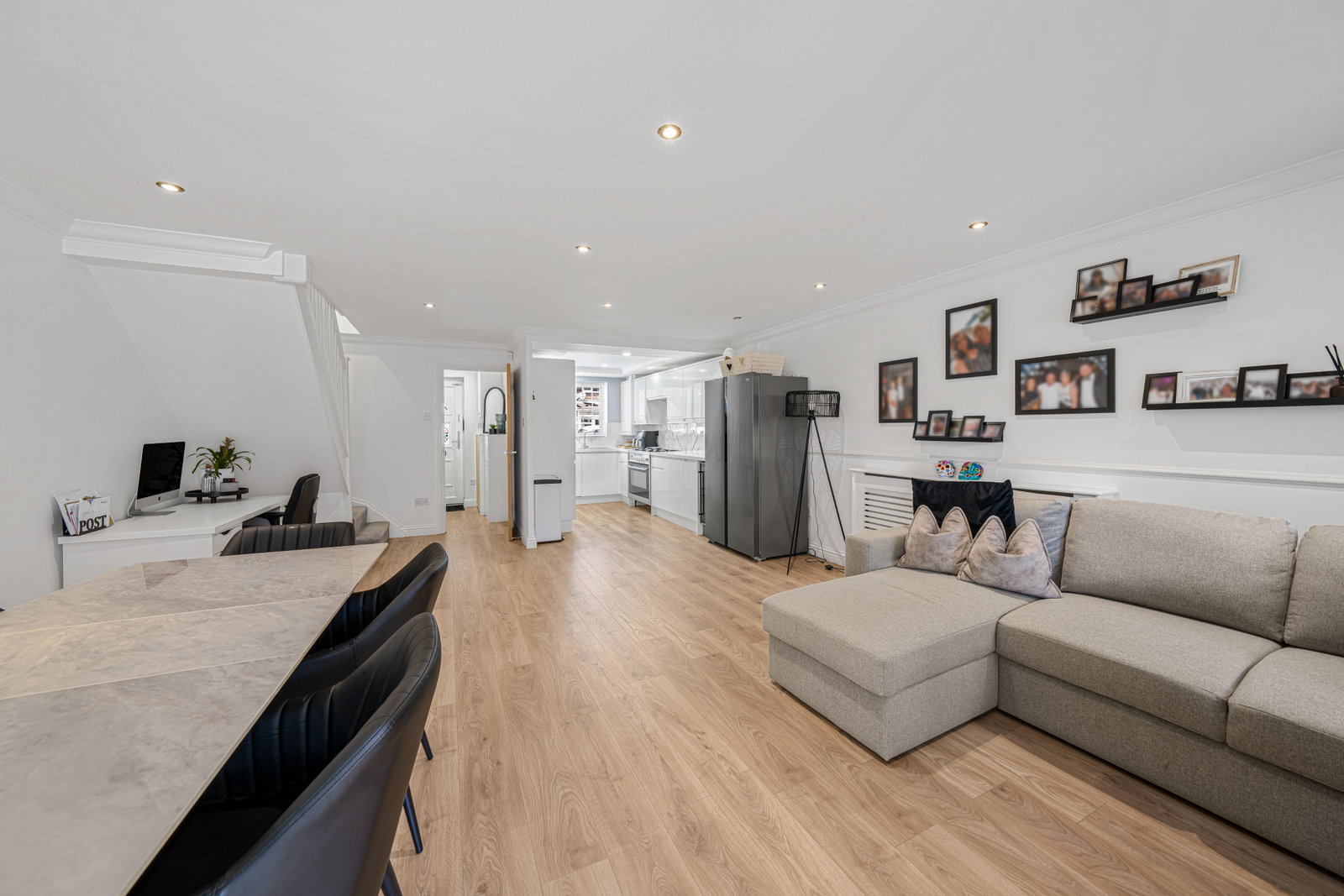 End Of Terrace House for sale in South Ockendon, Danbury Crescent, South Ockendon, Essex, RM15, 1109 m²