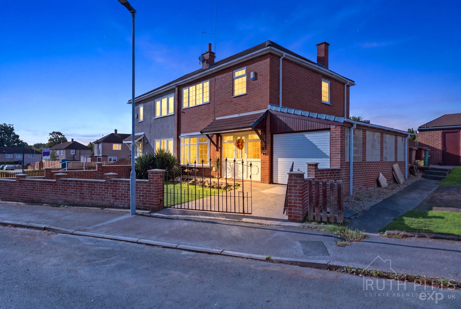 Semi Detached House for sale in Pontefract, Hinds Crescent, South Elmsall, WF9