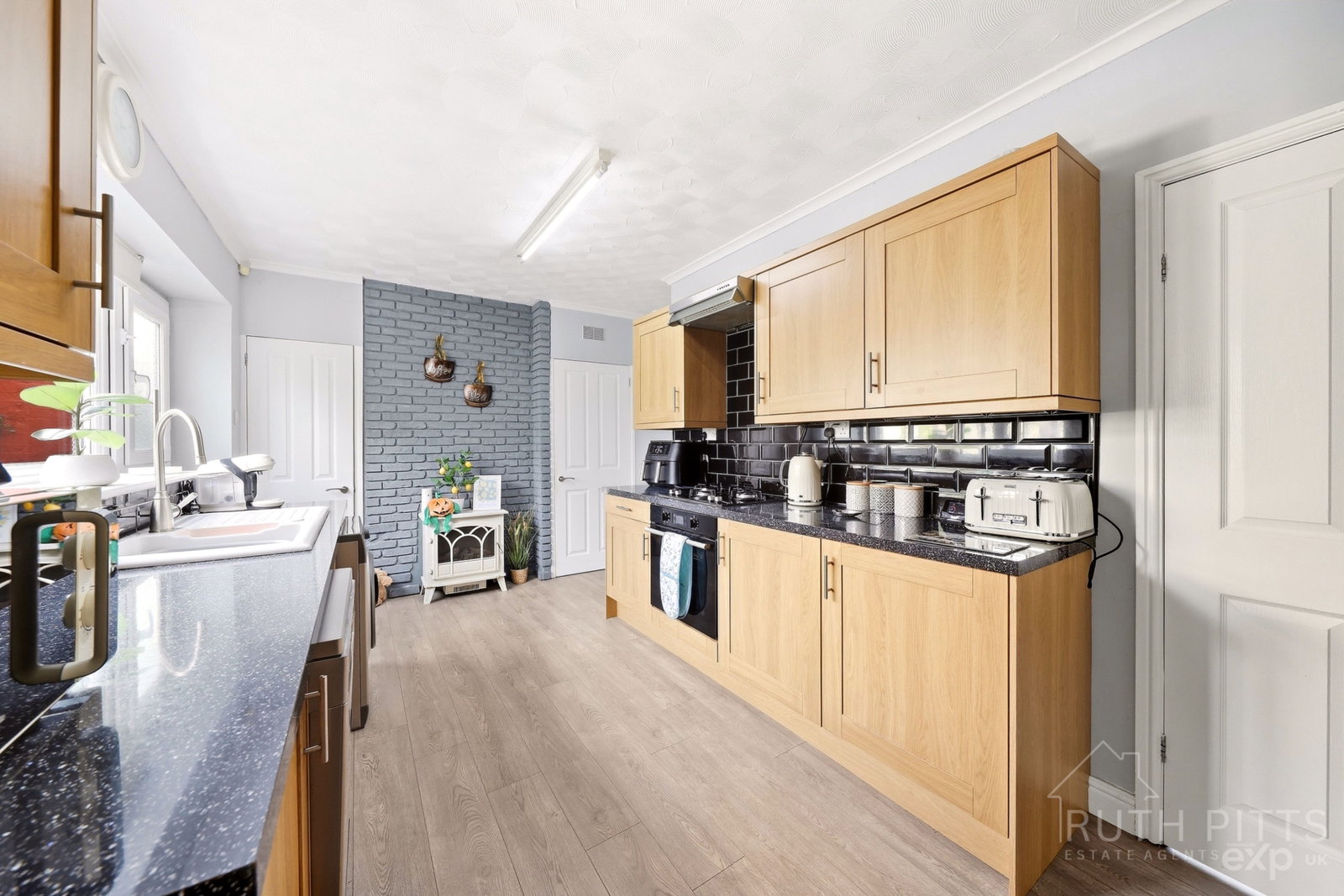 Semi Detached House for sale in Pontefract, Hinds Crescent, South Elmsall, WF9