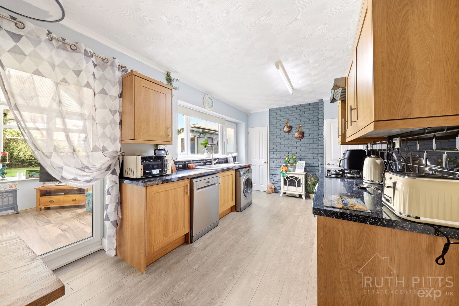 Semi Detached House for sale in Pontefract, Hinds Crescent, South Elmsall, WF9
