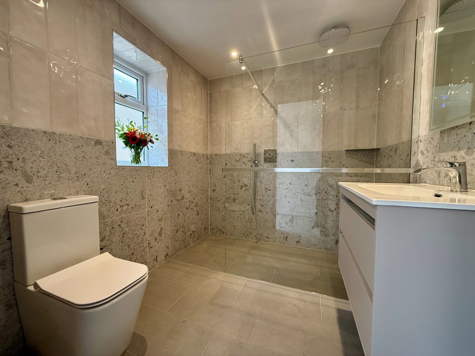 Semi Detached Bungalow for sale in Gloucester, Hucclecote, Gloucester, 579 m²