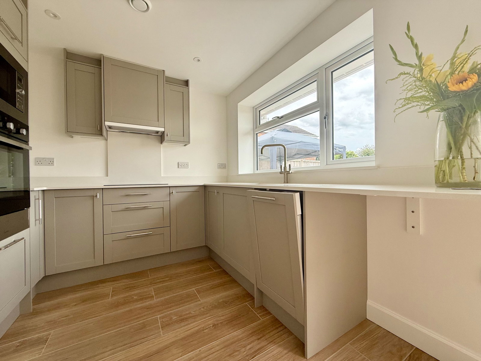 Semi Detached Bungalow for sale in Gloucester, Hucclecote, Gloucester, 579 m²